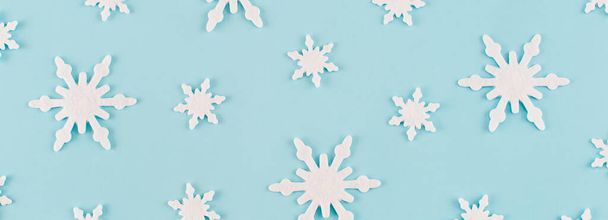 Christmas composition. Banner made of snowflakes on blue background. Christmas, winter, new year concept. Minimal style. Flat lay, top view. - Fotoğraf, Görsel