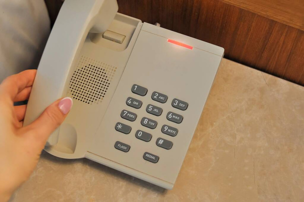 Телефон в номере Делюкс отеля  - Фото, изображение
