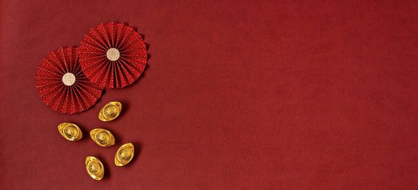 Kiinalainen uusi vuosi festivaali koristelu yli punainen tausta. perinteinen kuun uusi vuosi paperi fanit ja kulta harkot teksti tarkoittaa onnea, vaurautta, vaurautta. Tasainen, ylhäältä näkymä, banneri - Valokuva, kuva
