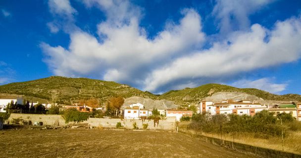Case sulle montagne di Padul in provincia di Granada in una giornata autunnale - Foto, immagini