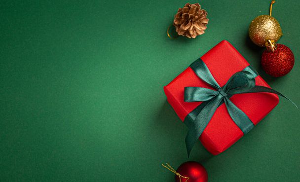 Weihnachtskomposition mit Geschenken und Dekorationen in rot, grün, goldenen Farben - Foto, Bild