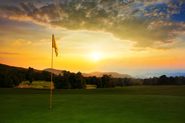Lever de soleil sur le terrain de golf
 - Photo, image