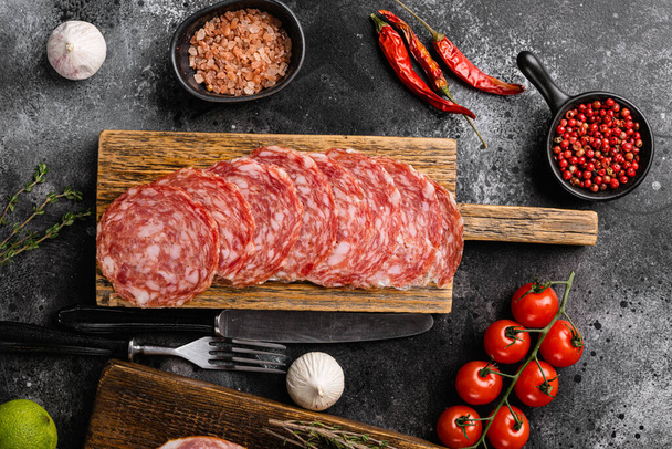 Carne antipasto, pancetta, salami, jamón jamón jamón en rodajas conjunto, sobre fondo de mesa de piedra oscura negro, vista superior plana laico - Foto, imagen