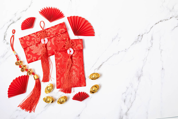 Çin Yeni Yıl Festivali dekorasyonu. Geleneksel ay yeni yılı kırmızı cepleri, kağıt fanatikleri ve altın külçeleri servet, refah ve zenginlik anlamına gelir. Düz yatış, üst görünüm - Fotoğraf, Görsel