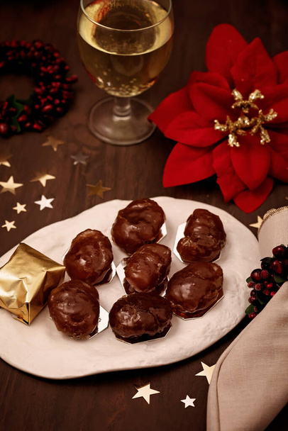 Castañas esmaltadas, dulces tradicionales franceses para la celebración de las vacaciones de invierno. Postre de Navidad, concepto de cena festiva - Foto, Imagen