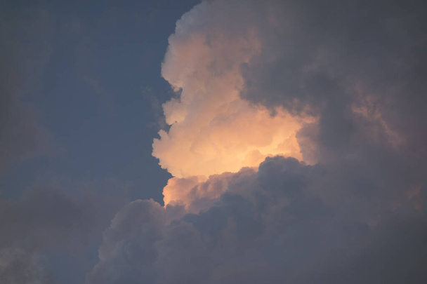 felhő képződés az égen, időjárási jelenség a meteorológiában - Fotó, kép