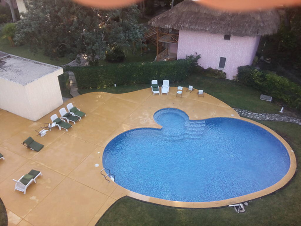 una piscina con acqua per il nuoto e attività ricreative - Foto, immagini