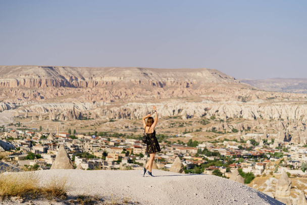 Žena si užívá cestování na vyhlídkovém místě v horách - Fotografie, Obrázek