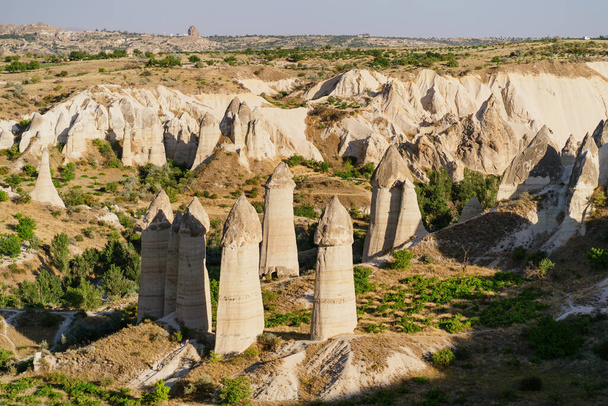 Spectacular mountains of bizzare form located in the heart of Cappadocia - Foto, imagen