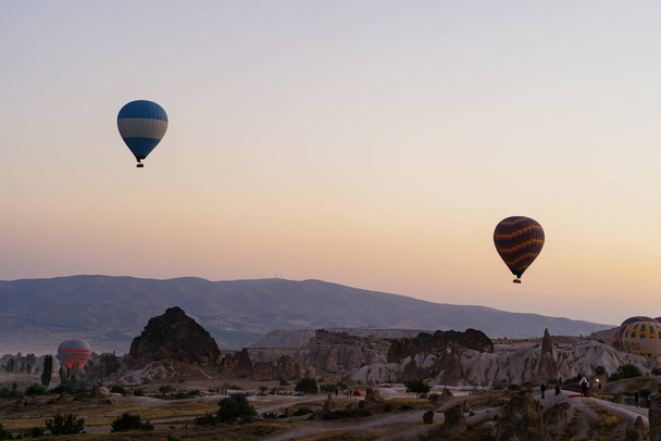 Sıcak hava balonu enflasyonu ve Türkiye 'nin Kapadokya kentinde kalkışa hazırlanıyor - Fotoğraf, Görsel