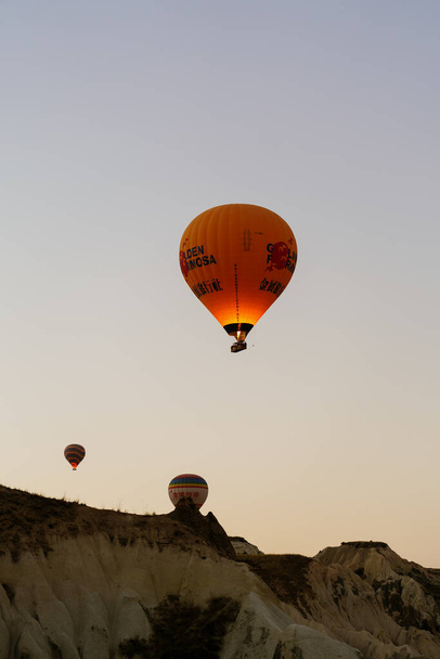 Kuumailmapallon inflaatio ja valmistautuminen lähtöön Cappadociassa, Turkissa - Valokuva, kuva