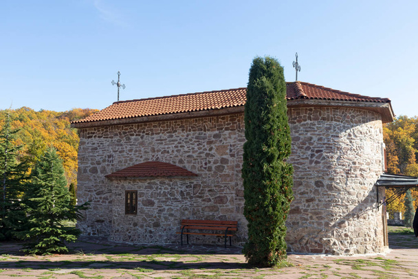 Осінній вид середньовічного Цсарногорського (Гігінці) монастиря Святого Козма і Дам'яна, Перниківська область, Болгарія - Фото, зображення