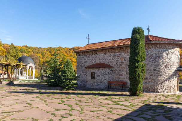 Осенний вид на средневековый Царногорский монастырь Св. Козьмы и Дамяна, регион Перник, Болгария - Фото, изображение