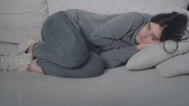 Adolescente stanca sdraiata sul divano, concetto di vacanza - Filmati, video