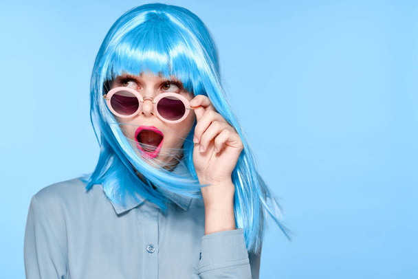 cheerful woman wearing sunglasses blue wig glamor model - Fotografie, Obrázek