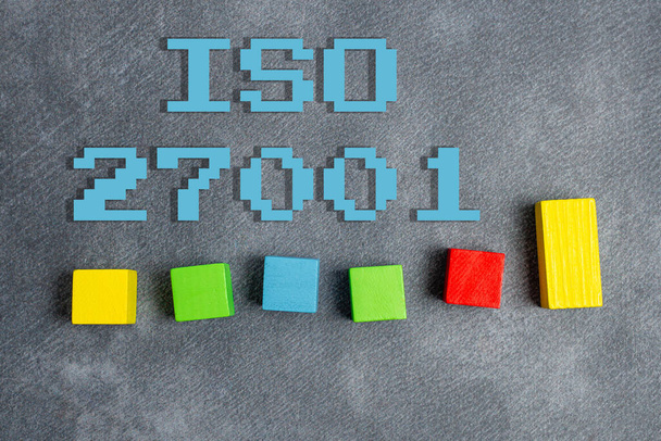 Titulek s textem Iso 27001. Specifikace podnikatelského nápadu pro systém řízení bezpečnosti informací Stack of Sample Cube Rectangular Boxes On Surface Leished With Multi-Colour - Fotografie, Obrázek