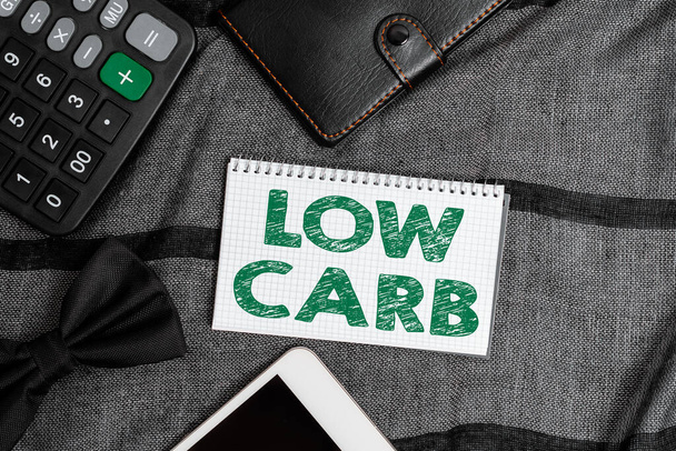 Ein Text, der Low Carb inspiriert. Geschäftsidee Kohlenhydratkonsum einschränken Diät zum Management von Gewichtsverlust Smartphone Sprach- und Videoanrufe, Anzeige von Tascheninhalten - Foto, Bild