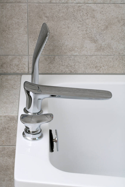 Fürdőszobai felszerelés fehér fürdőkáddal  - Fotó, kép