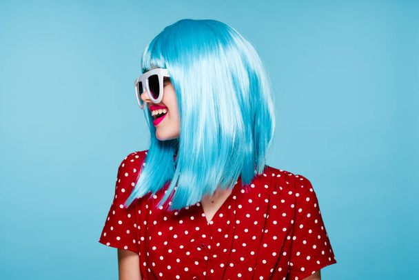 весела жінка в блакитних перуках сонцезахисні окуляри Гламурний макіяж
 - Фото, зображення