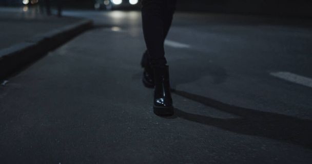 Lány lábak megy út a vezetési alagút késő este város utcájában.  - Fotó, kép