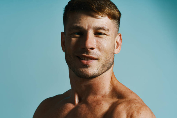 male with bulging topless muscle workout posing bodybuilder - Zdjęcie, obraz