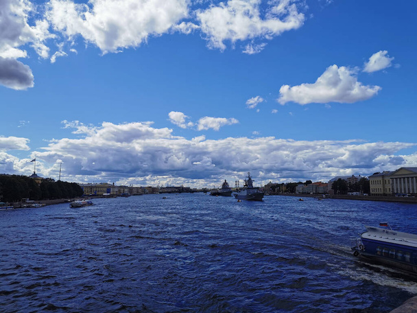 Widok z mostu okrętów wojennych fregata i Corvette w wodach rzeki Neva w Dniu Marynarki w Sankt Petersburgu. - Zdjęcie, obraz