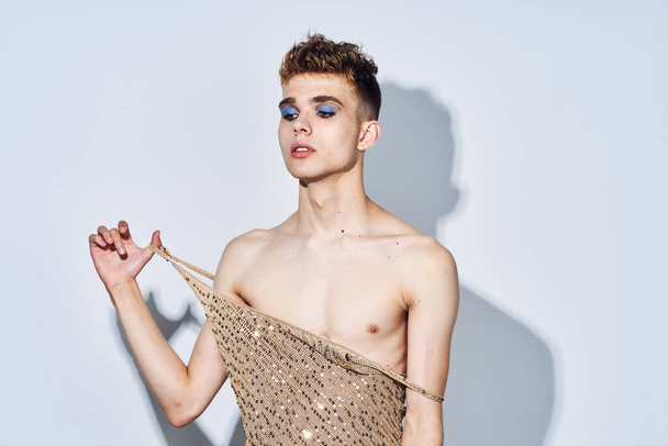 чоловік з жіночим макіяжем трансгендер позує моду спільноти lgbt
 - Фото, зображення