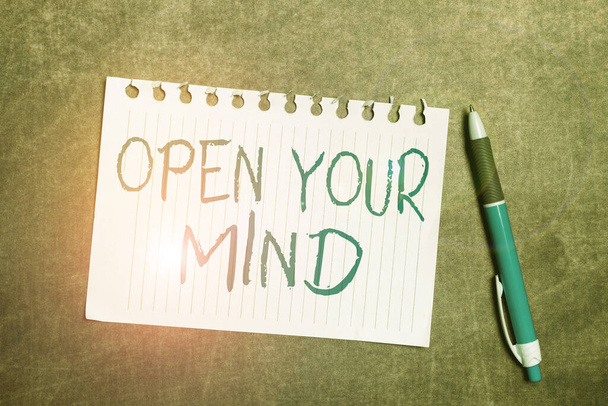 Das Schreiben von Anzeigetext Open Your Mind. Word for in der Lage zu sein, verschiedene Ideen oder Denkweisen zu verstehen Schreiben von Notizen und wichtigen Ideen Brainstorming New Designs - Foto, Bild