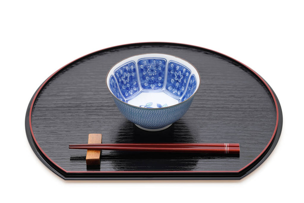 Miska ryżowa z pałeczkami na tacy, Tradycyjna zastawa stołowa Japonii. izolowany na białym tle.  - Zdjęcie, obraz