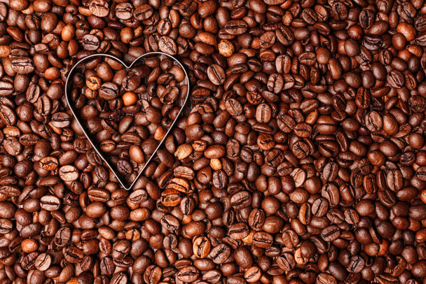 Fondo de granos de café y un corazón de café, la vista superior - Foto, Imagen