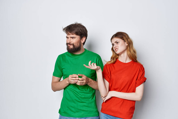 man en vrouw knuffel vriendschap kleurrijke t-shirts familie licht achtergrond - Foto, afbeelding