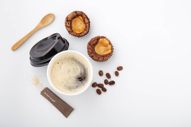 Caffè con brownie su sfondo bianco con spazio copia, ora del caffè - Foto, immagini