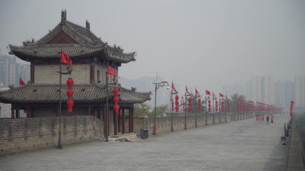 Xian City Wall en West Gate en una nebulosa mañana de invierno en Xian China 4K - Metraje, vídeo