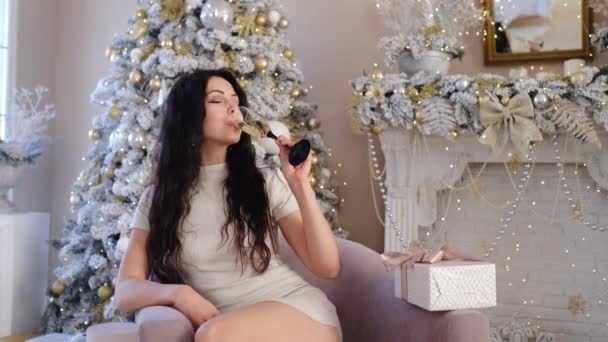 mujer positiva en el interior con decoración de Navidad - Metraje, vídeo