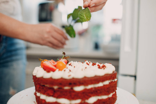 Konditor macht köstlichen roten Samtkuchen. Dessert kochen und dekorieren - Foto, Bild