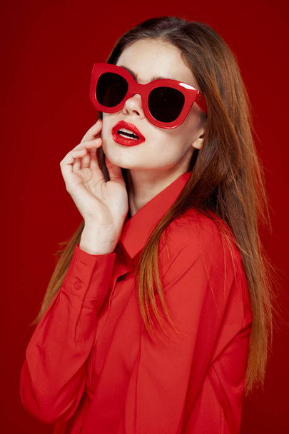 cheerful woman in a red shirt sunglasses Glamor close-up - Fotoğraf, Görsel