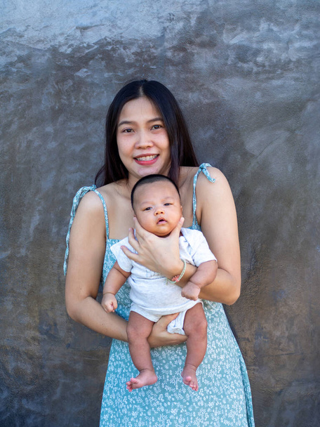 Woman and baby Asian and nationality Thai is happy feel - Foto, Imagen