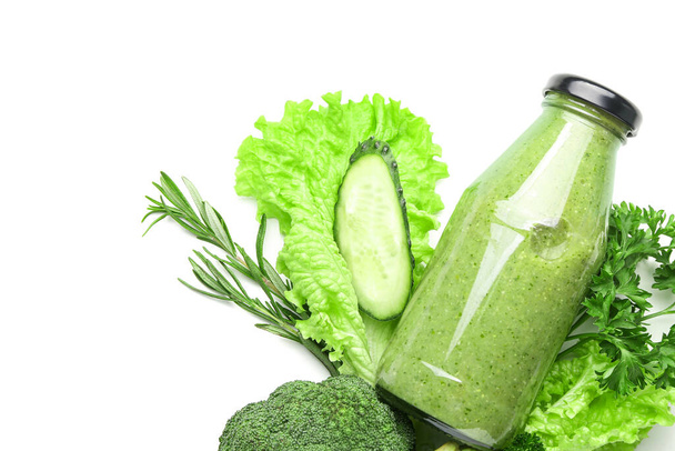 Garrafa de smoothie verde saudável e legumes no fundo branco - Foto, Imagem