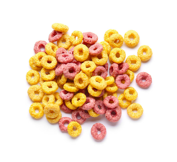 anillos de cereales de colores sobre fondo blanco
 - Foto, Imagen