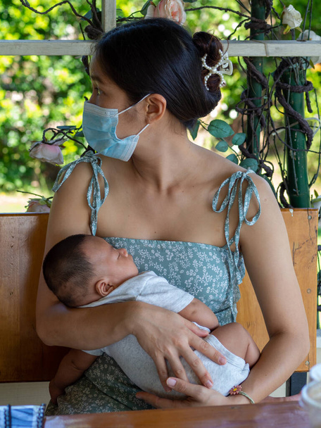 Mulher e bebê Asiático e nacionalidade Tailandês é feliz sentir - Foto, Imagem