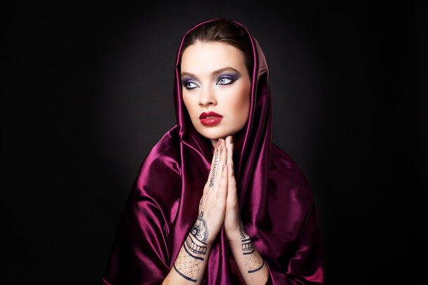 Beautiful woman in oriental style with mehendi in hijab - Foto, Imagen