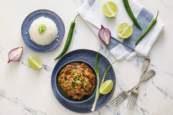 Ízletes marhahúsos curry-vel és rizzsel az asztalon - Fotó, kép