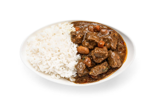 Prato com saboroso caril de carne e arroz no fundo branco - Foto, Imagem