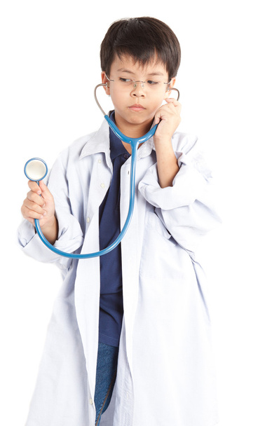 Мальчик носит доктора со стетоскопом
. - Фото, изображение