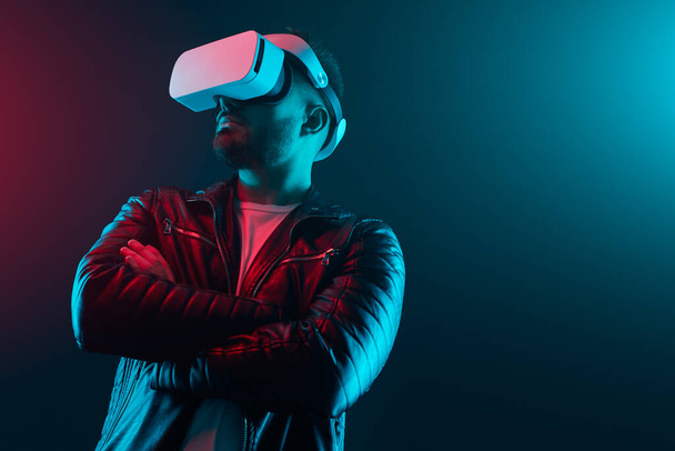 Confident man exploring virtual reality in VR glasses - Fotoğraf, Görsel