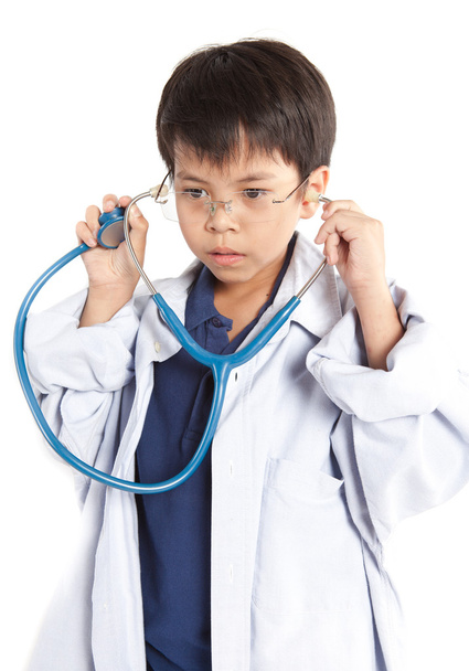 Niño vistiendo médico con estetoscopio
. - Foto, imagen