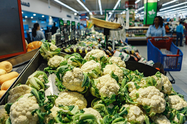 DUBAI, UAE - MARCH 15, 2021: Supermarket vegetable showcase in the Mall of Emirates - Φωτογραφία, εικόνα