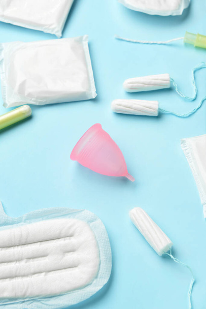 Menstruációs csésze, párna és tampon kék alapon - Fotó, kép