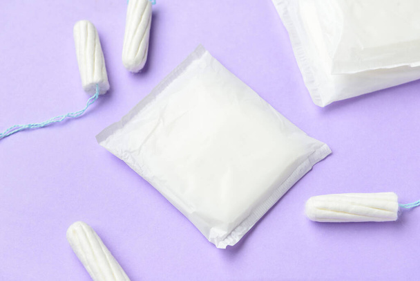 Menstruační polštářky a tampóny na fialovém pozadí - Fotografie, Obrázek