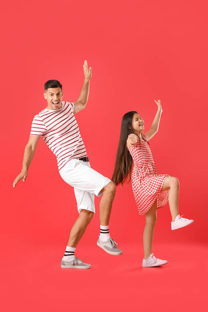 Táncoló férfi és a kislánya a színes háttér - Fotó, kép
